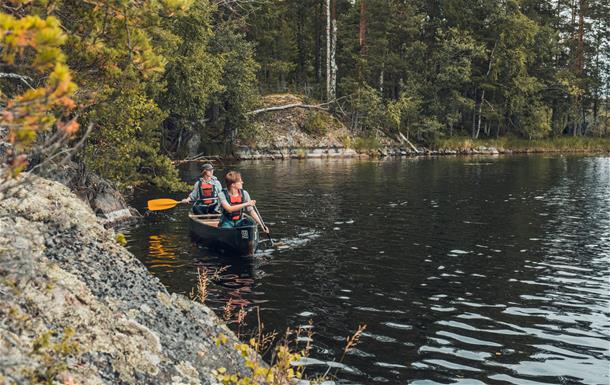 Easy canoeing tour to private island
